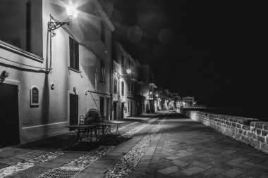Siyah ve beyaz efektli Alghero deniz önü