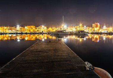 Alghero Harbor gece ahşap iskele