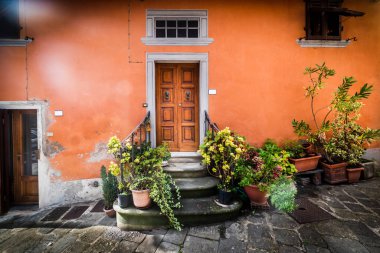 Montecatini Alta 'da renkli cephe