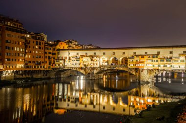 Ponte Vecchio gece Floransa 'da Arno Nehri üzerinde