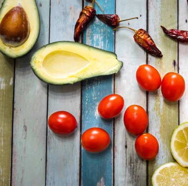 Avokado, domates, limon ve kırmızı biber. 