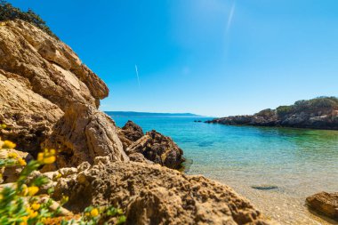 Alghero sahilinde kayalar ve mavi deniz