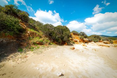 Alghero sahilinde beyaz kum ve kayalar