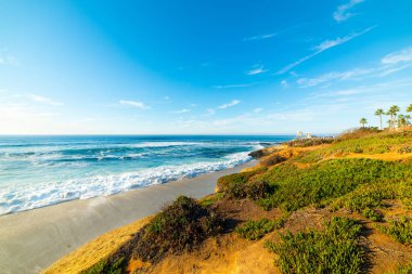 La Jolla sahilinde kayalar ve kumlar