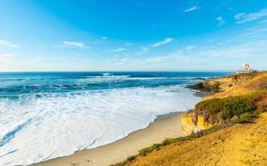 La Jolla sahilinde mavi deniz ve altın kum