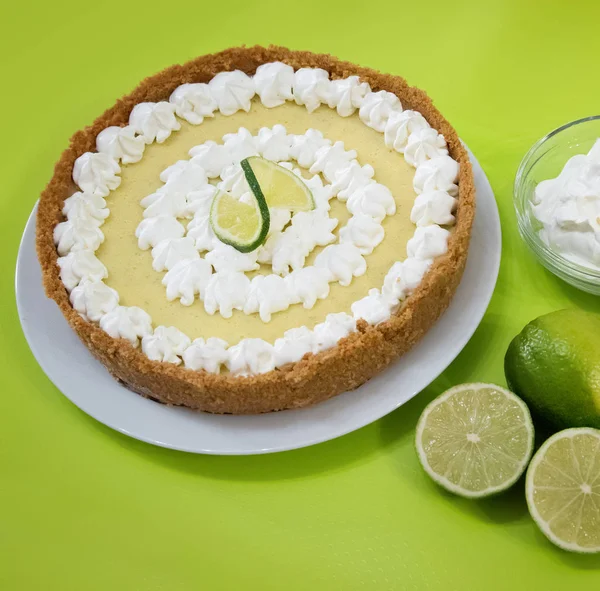 Zbliżenie Key Lime Pie ze składnikami — Zdjęcie stockowe