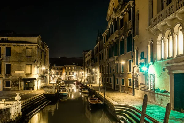 Clear sky over a beautiful canal in Venice at night — Stock Photo, Image