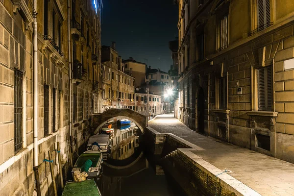 Malerischer Kanal in einer klaren Nacht in Venedig — Stockfoto