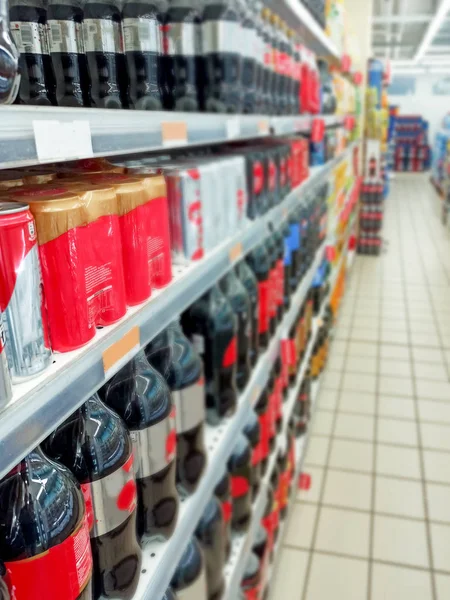 Refrescos para la venta en los estantes del supermercado — Foto de Stock