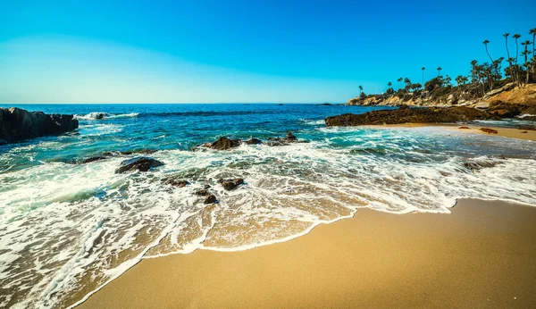 Laguna Beach kust op een zonnige dag — Stockfoto