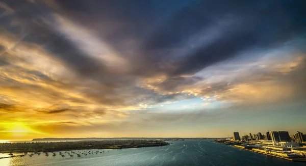 Innenstadt von San Diego von der Coronado-Brücke bei Sonnenuntergang aus gesehen — Stockfoto