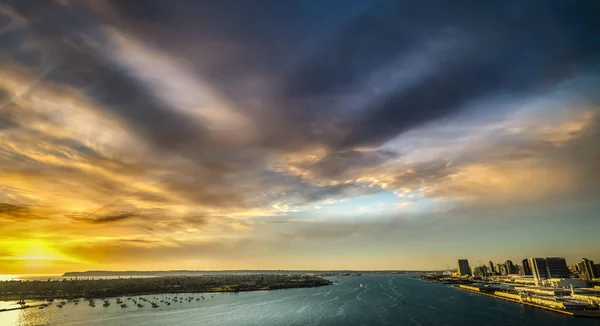 Downtown San Diego vanaf Coronado bridge bij zonsondergang — Stockfoto