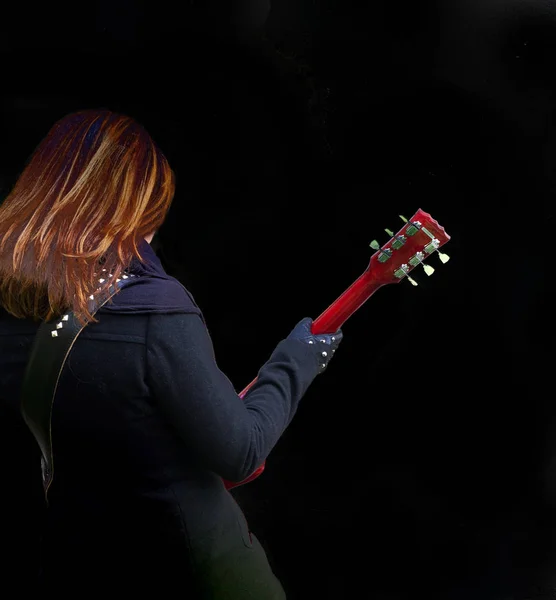 背後から見た黒を背景にギタープレイヤー — ストック写真