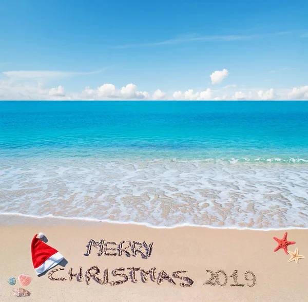 Весёлого песчаного Рождества 2019 года на пляже — стоковое фото