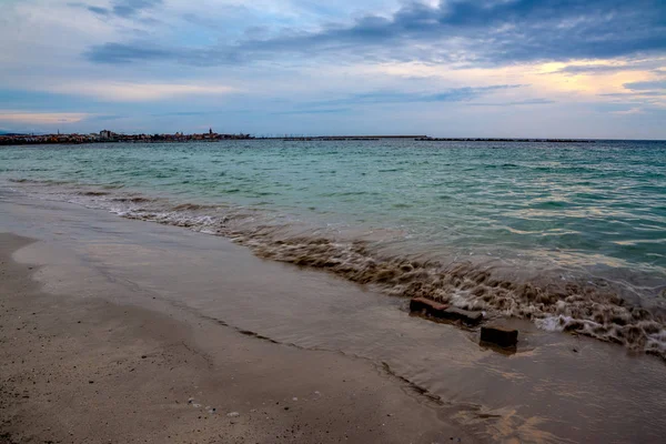 Zandige kust in Alghero bij zonsondergang — Stockfoto