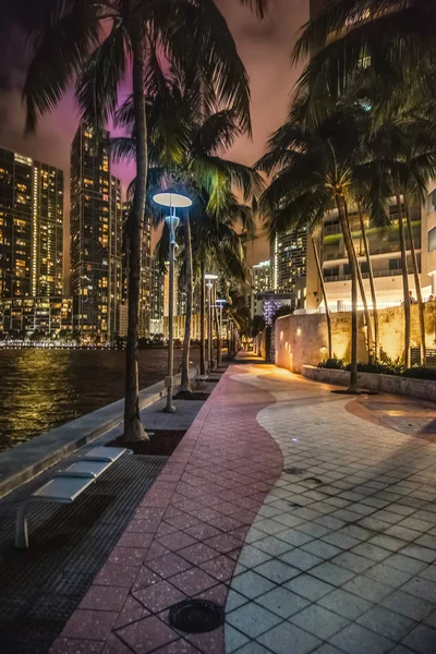 Красочная ночь в Майами Риверуолк — стоковое фото