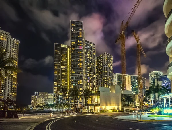 Moln över centrum Miami på natten — Stockfoto