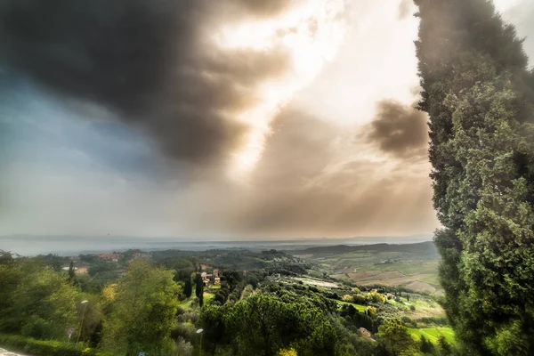 Nuvens escuras sobre o campo na Toscana — Fotografia de Stock