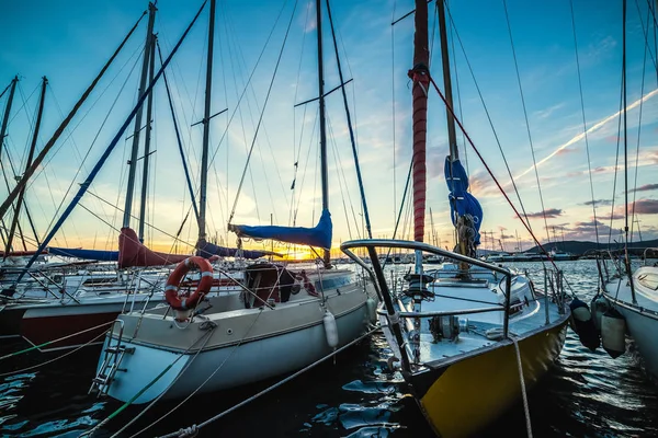 Barcos en el puerto de Alghero bajo un cielo despejado al atardecer —  Fotos de Stock