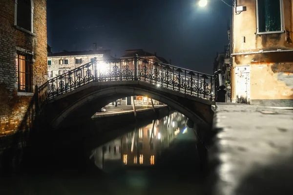Маленький мост в Венеции в ясную ночь — стоковое фото