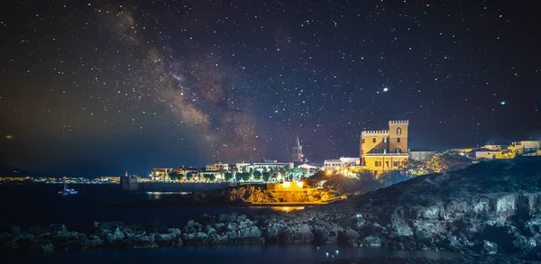 Via Láctea sobre Alghero à noite — Fotografia de Stock