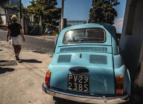 Vintage Fiat 500 parkol gyönyörű Capri szigeten — Stock Fotó