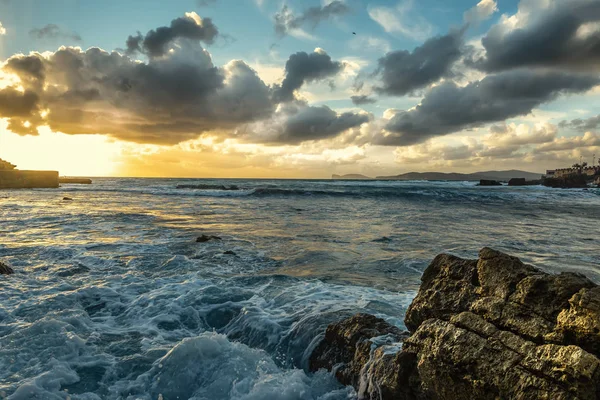 アルゲロ海岸の暗い雲 — ストック写真