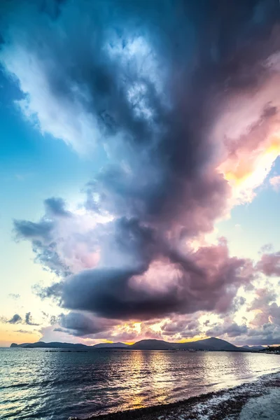 Kumulus moln över Alghero strand vid solnedgången — Stockfoto