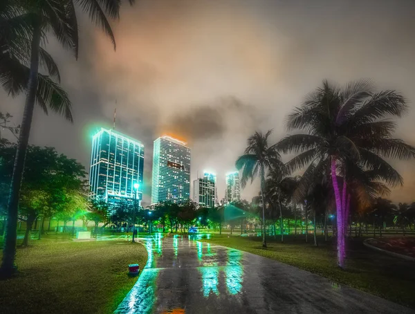 Bayfront Park em Miami à noite — Fotografia de Stock