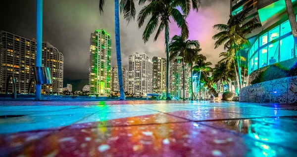 Miami folyóparti séta éjjel a földről nézve — Stock Fotó