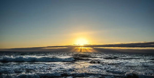 Hårt hav och strålande sol vid solnedgången — Stockfoto
