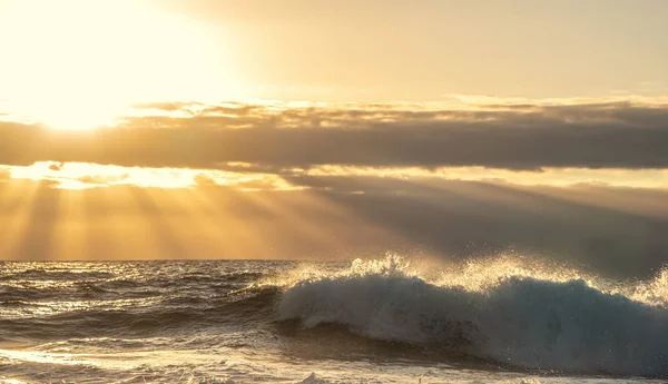 Ola en la orilla de Alghero al atardecer —  Fotos de Stock