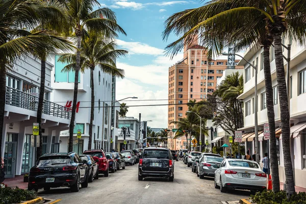 Verkeer in Miami Beach op een zonnige dag — Stockfoto