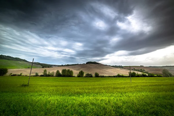 Cielo grigio su una piccola collina in Toscana — Foto Stock