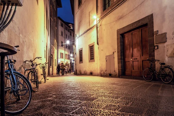 Calle estrecha en Florencia por la noche — Foto de Stock