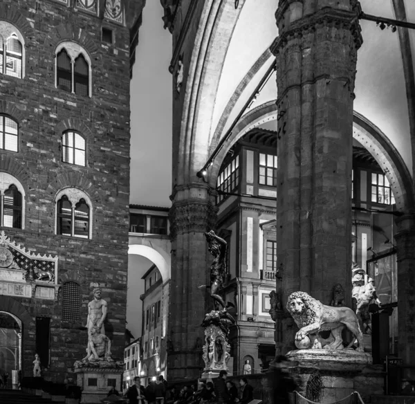 Loggia de Lanzi and Palazzo Vecchio in Florence in black and whi — Stock Photo, Image