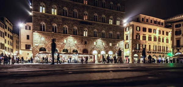 Люди на Пьяцца делла Синьория во Флоренции ночью — стоковое фото