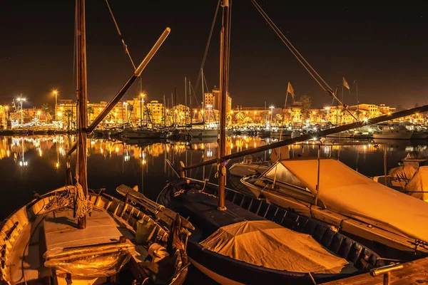 Barche nel porto di Alghero di notte — Foto Stock