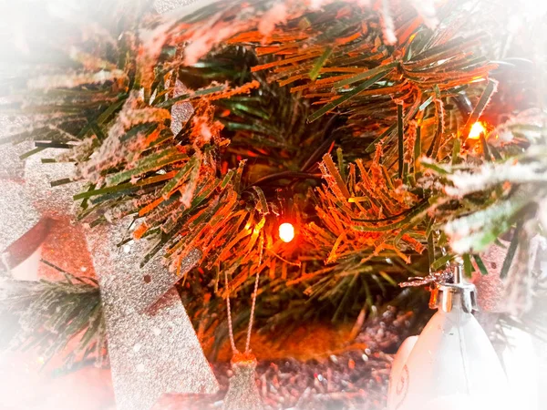 Luz vermelha em uma árvore de Natal — Fotografia de Stock