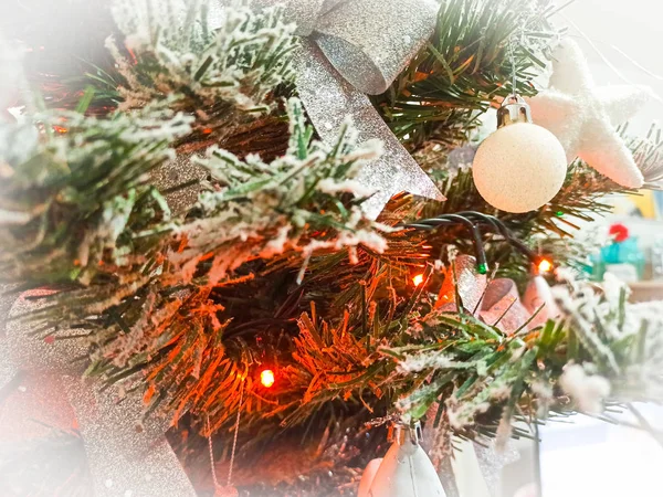 Decorações nevadas em uma árvore de Natal — Fotografia de Stock