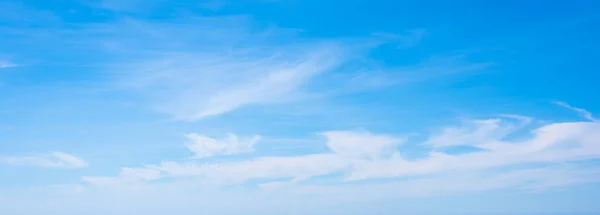 小さな白い雲と青い空 — ストック写真