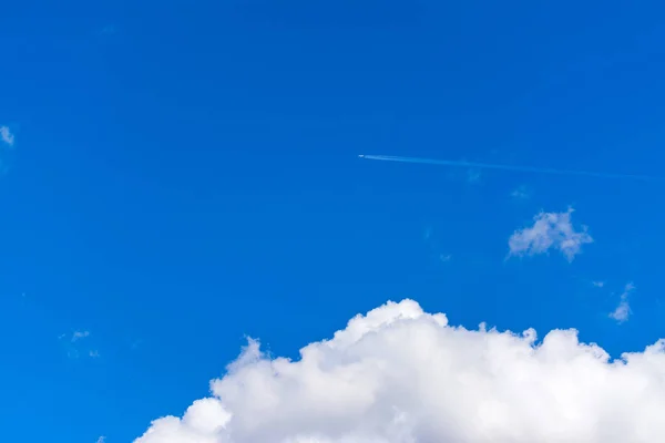 Avião a jato voando sobre uma nuvem branca suave — Fotografia de Stock
