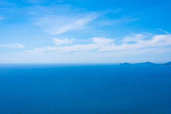 Cielo azul con pequeñas nubes sobre Capo Caccia —  Fotos de Stock
