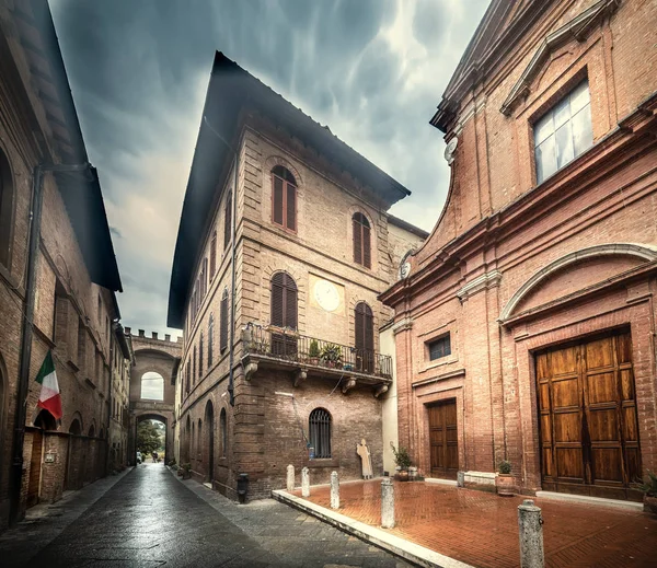 Temné mraky nad hlavní ulicí Buonconvento — Stock fotografie