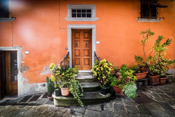 Bunte fassade in montecatini alta — Stockfoto