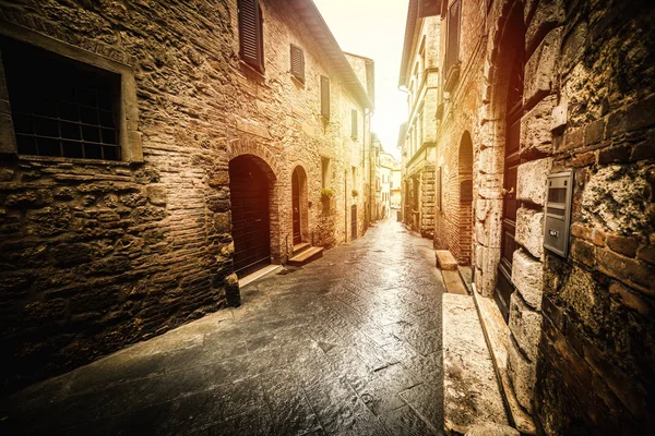 Rua estreita em uma antiga aldeia na Toscana ao pôr-do-sol — Fotografia de Stock