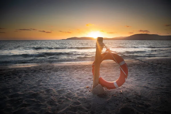 Rettungsboje am Meer bei Sonnenuntergang — Stockfoto