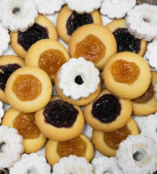 Colocação plana de cookies com açúcar de confeiteiro e geléia — Fotografia de Stock