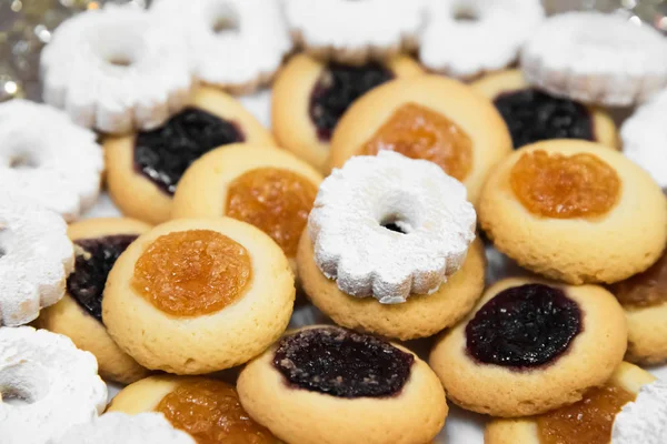 Μπισκότα με μαρμελάδα και άχνη ζάχαρη από κοντά — Φωτογραφία Αρχείου