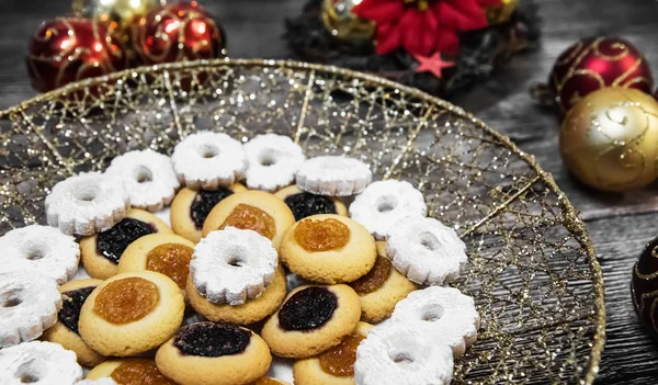 Biscotti circondati da decorazioni natalizie — Foto Stock